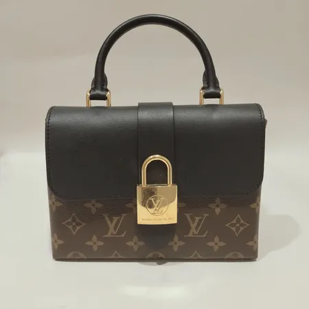Väska, Louis Vuitton Locky Bb, monogramcanvas, skinn/läder, modell: M44141, mått ca 21x16x7,5cm, axelrem, guldfärgade beslag, repig, fläckar, kvitto från Birger Jarlsgatan 2023, dustbag, box. 
