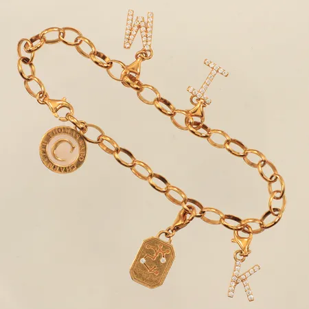 Armband med fyra berlocker, Thomas Sabo, längd 18,5cm, bredd ca 5-25mm, förgylld, 925/1000 silver  Vikt: 11,4 g