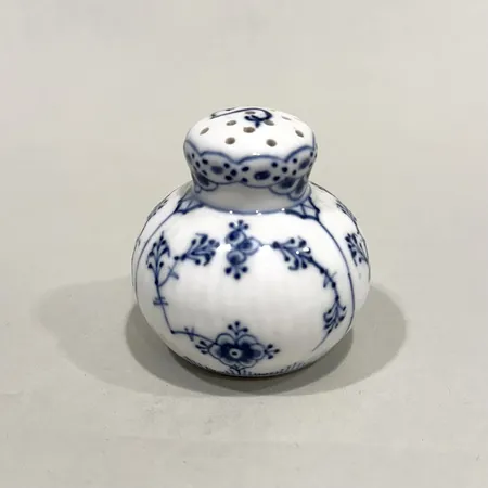 Saltströare, Musselmalet, halvblond, Royal Copenhagen, numrerad: 712, höjd ca 5,5cm, porslin, bruksslitage, lös kork inuti Skickas med paket.