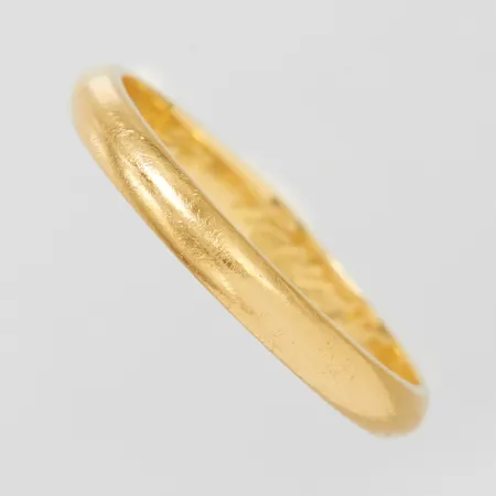 Ring, slät, Ø18¾, bredd:2,5mm, personlig gravyr, ostämplad, 21K Vikt: 3,1 g