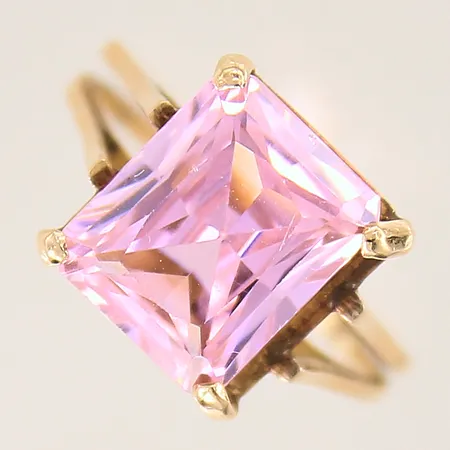 Ring med rosa sten, stl: 16½, bredd: 2,1-11,1mm, ostämplad 18K  Vikt: 4,6 g
