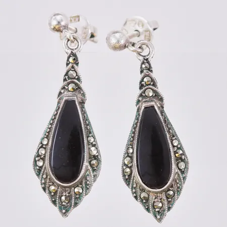 Ett par örhängen med onyx och markasiter, längd: ca 3,3cm, bredd: ca 1-10mm, Alton Guldvaru Ab, år 1970, 830/1000, silver Vikt: 3,8 g