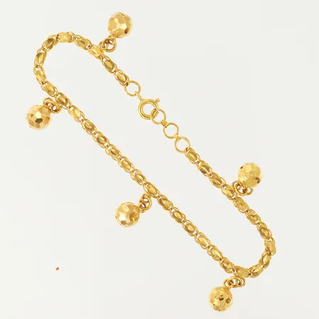 Armband med fem berlocker, längd 17,5-19cm, bredd 3,2mm, 21K.  Vikt: 6,4 g