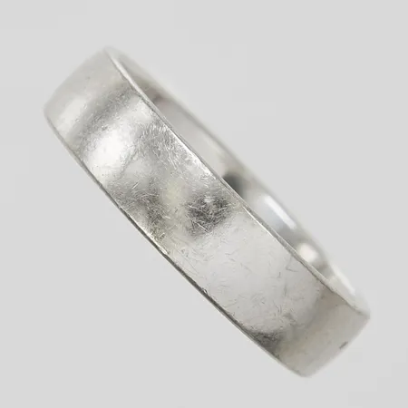 Ring, slät, Ø17¾, bredd:5mm, Schalins, repig, 18K Vikt: 6,1 g