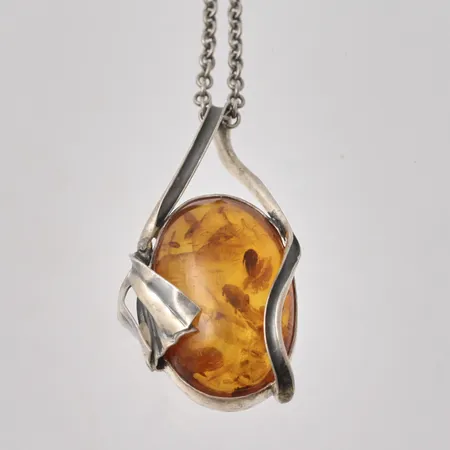 Hänge med kedja i silver, mått 23x43,2mm, 1st bärnsten, mått 17,8x27mm, 925/1000, kedja, 84cm, Ankar, bredd 2,4mm, vikt 16,64g.