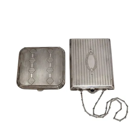 Smink & Cigarettetui, 2 delar, 830/1000 resp. sterlingsilver (925/1000), etui mått 8x8 cm och 11x7,5 cm, sminketui med mindre spegel inuti lock, bruksmärken, gravyr  Vikt: 212,2 g
