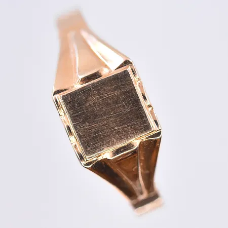 Klackring, stl 21¾, bredd 3-9 mm, 18K. Vikt: 3,6 g