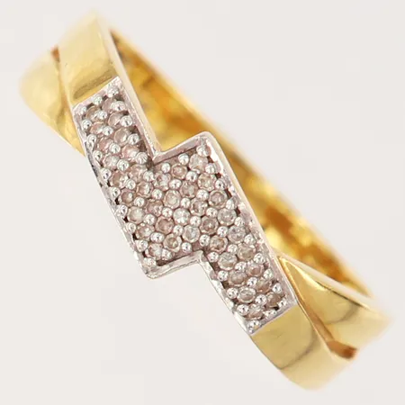 Ring med 8/8-slipade diamanter ca 40 x ca 0,005ct, stl: 18, bredd 3-7mm, 18K.  Vikt: 4,3 g