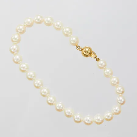 Pärlarmband, odlade pärlor Ø6,2-6,5mm, längd:19cm, knutet, lås i 18K. Vikt: 10,2 g