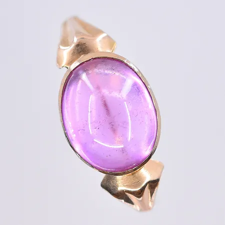 Ring med rosa sten, stl 17½, bredd 2-8 mm, 18K. Vikt: 2,1 g