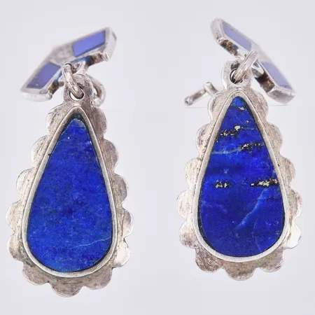 Ett par örhängen med lapis lauzuli, längd: ca 3,5cm, bredd: ca 11mm, ostämplade, silver Vikt: 4,6 g