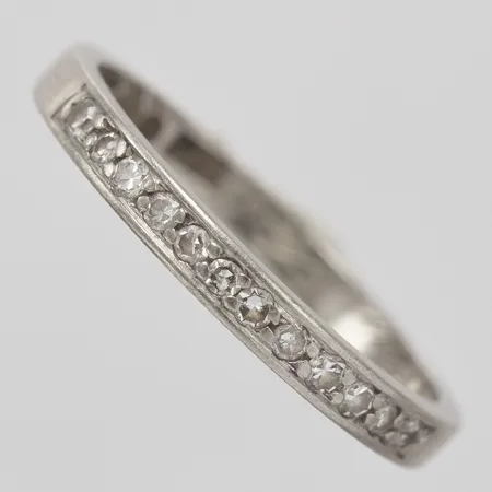 Ring, åttkantslipade diamanter 12 x ca 0,01ct, stl 16½, bredd 2mm, gravyr, vitguld, 18K Vikt: 2,1 g