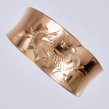 Ring med graverat mönster, stl: 17, bredd: ca 5-9mm, 18K  Vikt: 1,7 g