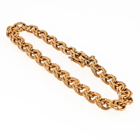 Armband, Bismarck i 18K guld. Det är 19,5 cm långt, 7,6 mm brett och väger 22,3g. Kistlås. 18K & kattfot. 