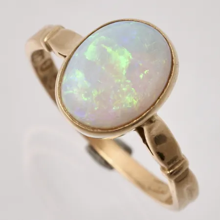 Ring i 18K guld, stl 16¾, bredd 1,85-10,5mm, 1st Opal, mått 7,3x9,5mm, tillverkad av Bengt J Anderssons Guld, vikt 3,15g.