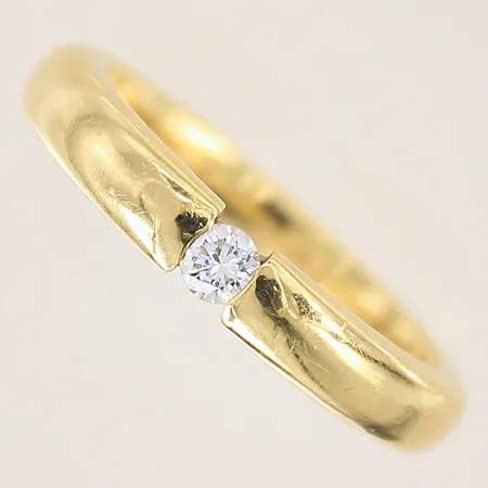 Ring med diamant ca 0,14ct, stl 19¼, bredd 4mm, gravyr, 18K Vikt: 8,5 g
