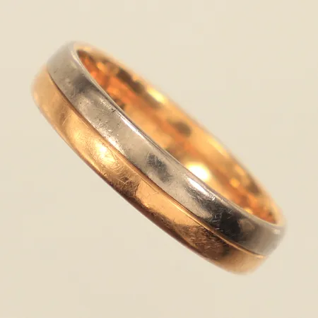 Ring, tvåtonad, stl 20, bredd ca 4,9mm, 18K Vikt: 6,5 g