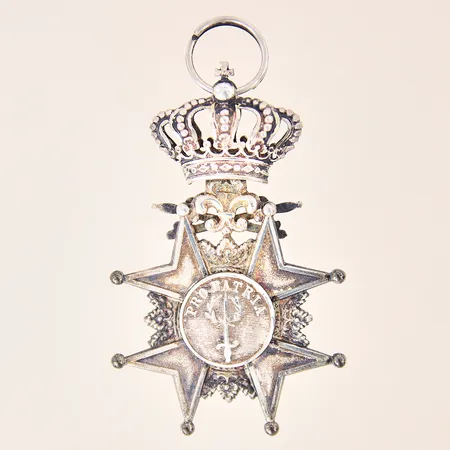 Medalj Pro Patria, längd: 66mm, bredd: 23-36,6mm, tygband, etui, silver 830/1000 Vikt: 18 g