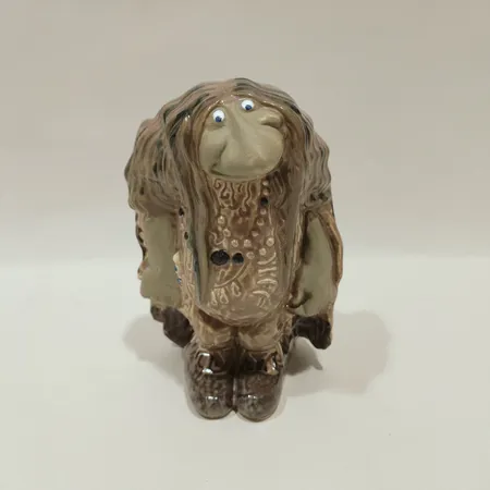 Figurin, troll ur Troll&Tuvstarr efter John Bauer, etikettmärkt Rosa Ljungs samlarserie, glaserad keramik, filtbotten, höjd ca 18cm