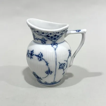 Gräddkanna, Musselmalet, halvblond, Royal Copenhagen, numrerad: 521, höjd ca 8cm, porslin