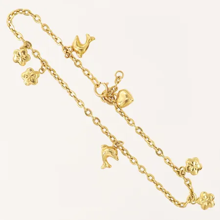 Armband med sju berlocker, längd 16,5cm, kan förlängas till 17,5cm, bredd 2,3mm, 18K.  Vikt: 3,2 g