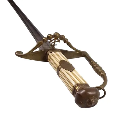 Sjöofficersvärja, England, sent 1700-tal eller omkring år 1800, dekorerat fäste i mässing (svag förgyllning), kavel i ben, total längd 97 cm, klinga längd 82 cm, fäste med något mindre märke, oputsad/orörd patina, vikt omkring 560 gram