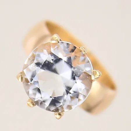Ring med vit sten, stl: 17¼, bredd 6-14mm, 18K.  Vikt: 6,7 g