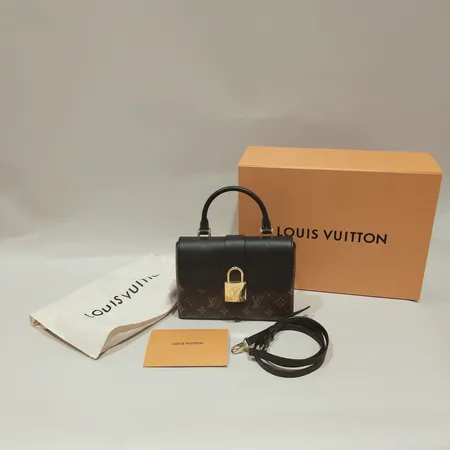Väska, Louis Vuitton Locky Bb, monogramcanvas, skinn/läder, modell: M44141, mått ca 21x16x7,5cm, axelrem, guldfärgade beslag, repig, fläckar, kvitto från Birger Jarlsgatan 2023, dustbag, box. 