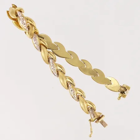 Armband med dekor, halvstelt, längd 19cm, bredd 8mm, vitguldsdetaljer, 18K.  Vikt: 12,3 g