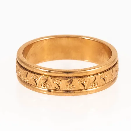 Mönstrad ring i 18K guld. Den är 5,5 mm bred, är i storlek 17¾ och väger 6,8g. Gravyr.