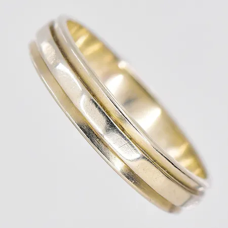 Ring vitguld, stl 19¼, bredd 4,5mm, graverad, 18K Vikt: 4,3 g