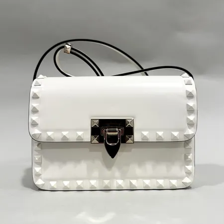 Väska, Valentino Garavani Small shoulder bag, Rockstud, modell-nr: 3W2BOM42AZS, mått ca 18,5x13x6,5cm, justerbar axelrem, kvitto från NK år 2024, spänne i gulmetall med mindre repor, dustbag, manual, garantikort