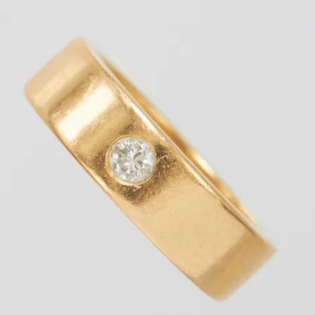 Ring, diamant 1xca0,10ct, Ø16, bredd:5,5mm, personlig gravyr, repig, Schalins, 18K Vikt: 8,8 g