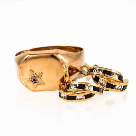 Diverse defekt/graverat guld i 18K. Vikt: 10,7g. 