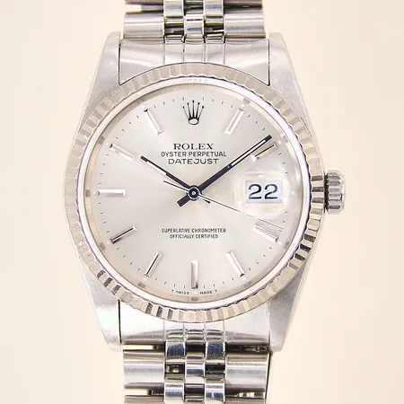 Herrur Rolex Oyster Perpetual Datejust, stål, automat, ref-nr: 16234, serie-nr: L585383, boett-nr: 16200, verk-nr: 5655765, kaliber: 3135, safirglas, jubiléelänk i stål, länk-nr: 62510H, viklås, vitguldsring, personlig gravyr, safirglas med mindre nagg, boett samt länk med repor, inga tillbehör