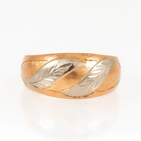 Doserad ring i 18K guld med bladdekor i vitguld. Den är i storlek 17¾, är 3,7 - 9,2 mm bred och väger 3,1g. Svensk importstämpel. Saknar stämpel för karathalt. 