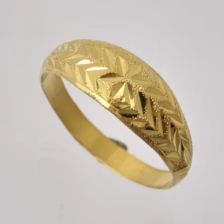 Ring i 23K guld, stl 19, bredd 3-7,4mm, vikt 1,96g.