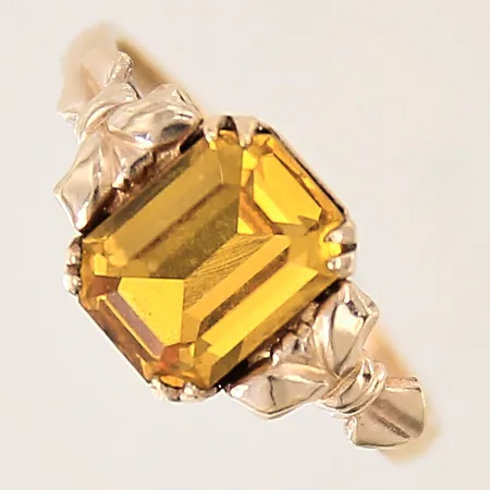 Ring med orange sten, stl 15½, bredd 2-8mm, 10K  Vikt: 1,6 g