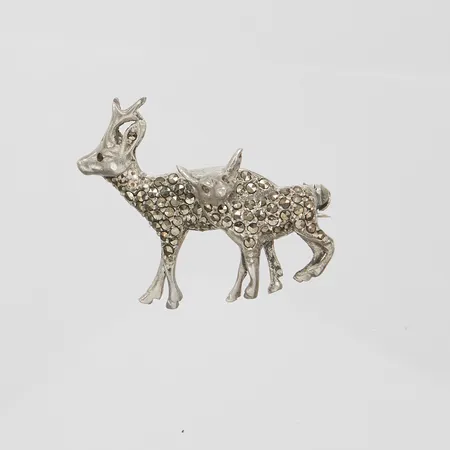 Silverbrosch, markasiter varav några saknas, 28,9x35mm, 925/1000 Vikt: 8,7 g