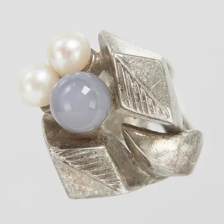 Silverring, NOKO Nordisk Kokusai, Stockholm 1975, agat samt odlade saltvattenpärlor, justerbar storlek ca Ø16½, bredd: 3-18,5mm, 925/1000  Vikt: 7,2 g