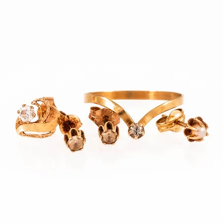 Diverse defekt guld i 18K. Vikt: 2,1g. 
