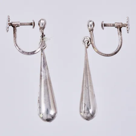 Ett par örhängen, längd: ca 2,9cm, bredd: ca 2-6mm, skruvlås, defekt, 830/1000 silver  Vikt: 2,6 g