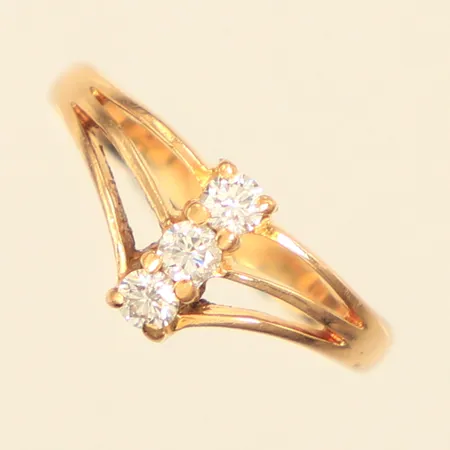 Ring, diamanter 3xca0,04ct, stl 15, bredd 2,2-7,3mm, 18K  Vikt: 2,1 g