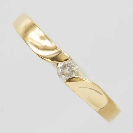 Ring, vit sten, Ø18¼, bredd:1,5-3mm, skev skena, 14K Vikt: 1,4 g
