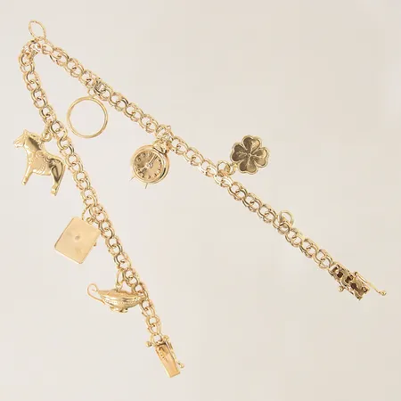 Armband med 6 berlocker, längd: 19cm, bredd: 3,8-8,5mm, 2 öglor utan berlock, smärre bucklor, 18K  Vikt: 9,4 g