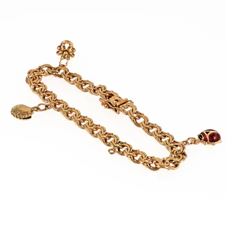 Armband, Bismarck i 18K guld med tre berlocker. Det är 19 cm långt, 6,7 mm brett och väger 21,5g. Kistlås.  18K & kattfot. Ögla i länk utan berlock. 
