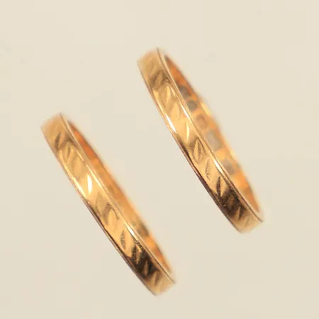 Två ringar, stl 16¾/ 16½, bredd 2,3mm, gravyr, 18K Vikt: 3,9 g