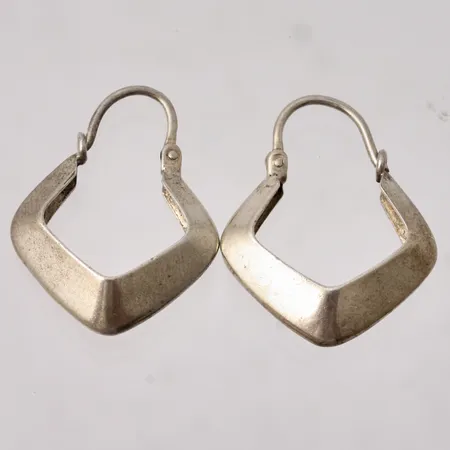 1par örhängen i silver, mått 16x20,7mm, bredd 4,9mm, 830/1000, tillverkad av Alton, år 1968, vikt 1,87g.