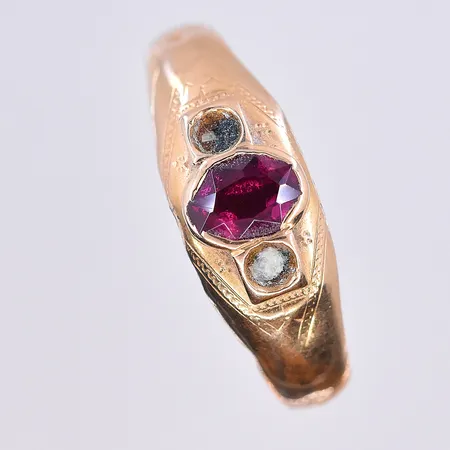 Ring med röd sten, stl 18½, bredd 3-7 mm, 2 stenar saknas och skena klämskada, 18K. Vikt: 1,6 g