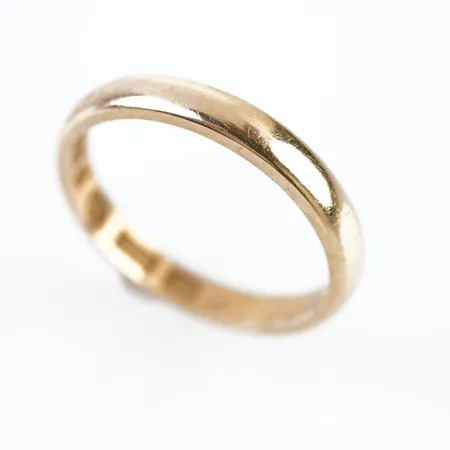 Ring, stl 17½(55), bredd ca 3mm, 18k, gravyr Vikt: 3,3 g